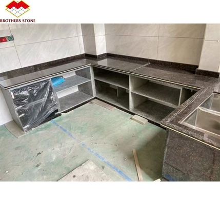 Surface poli en pierre de granit brun britannique moderne pour la conception de comptoirs de cuisine