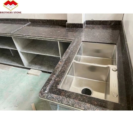 Surface poli en pierre de granit brun britannique moderne pour la conception de comptoirs de cuisine