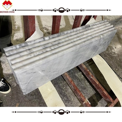 Taille personnalisée Escaliers en pierre de marbre blanche et montants pour un style de design moderne