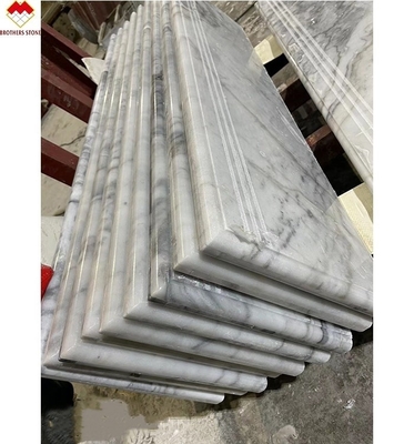 Moderne design d'escalier en pierre naturelle pas à pas et élévateur pour les escaliers d'atterrissage gris marbre