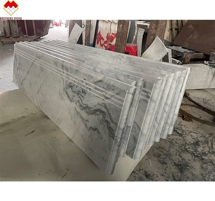 Moderne design d'escalier en pierre naturelle pas à pas et élévateur pour les escaliers d'atterrissage gris marbre