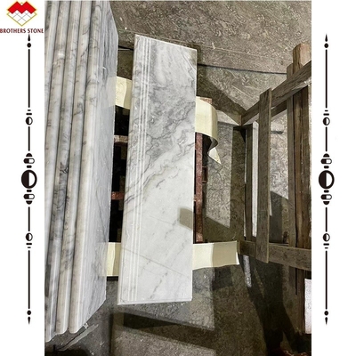 Moderne design d'escalier en pierre naturelle pas à pas et élévateur pour les escaliers d'atterrissage gris marbre