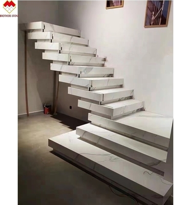 Escalier en dalles minces en porcelaine réalisé avec une finition de surface polie ou mate sur mesure