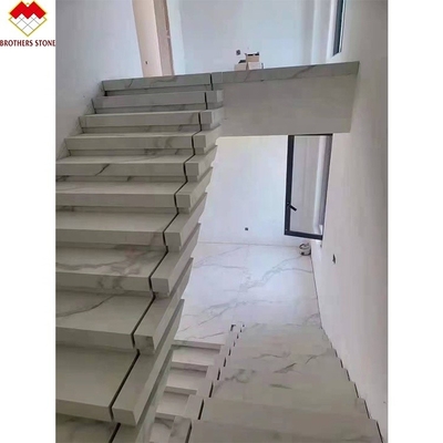 Escalier en dalles minces en porcelaine réalisé avec une finition de surface polie ou mate sur mesure
