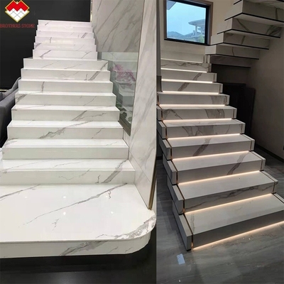 Escalier en dalles minces en porcelaine réalisé avec une finition de surface polie ou mate sur mesure