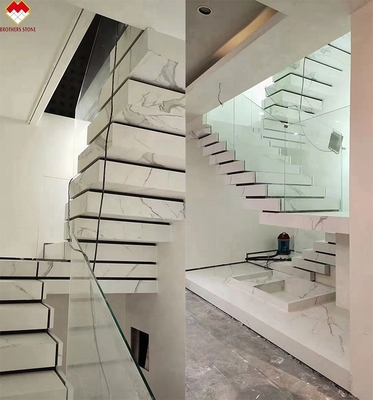 Escalier en dalles minces en porcelaine réalisé avec une finition de surface polie ou mate sur mesure