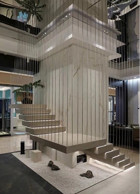 Escalier en dalles minces en porcelaine réalisé avec une finition de surface polie ou mate sur mesure