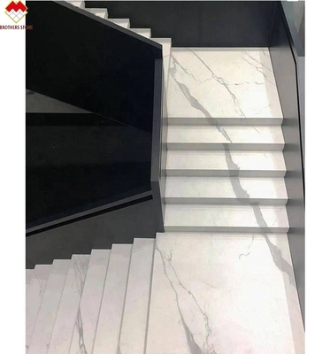 Escalier en dalles minces en porcelaine réalisé avec une finition de surface polie ou mate sur mesure