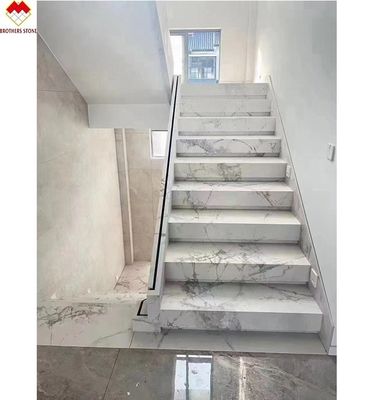 MOHS 6-7 Dureté Marbre blanc Porcelaine Des escaliers avec un design personnalisé
