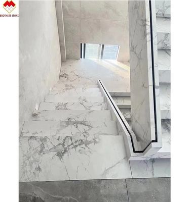 MOHS 6-7 Dureté Marbre blanc Porcelaine Des escaliers avec un design personnalisé