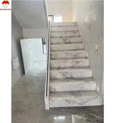MOHS 6-7 Dureté Marbre blanc Porcelaine Des escaliers avec un design personnalisé