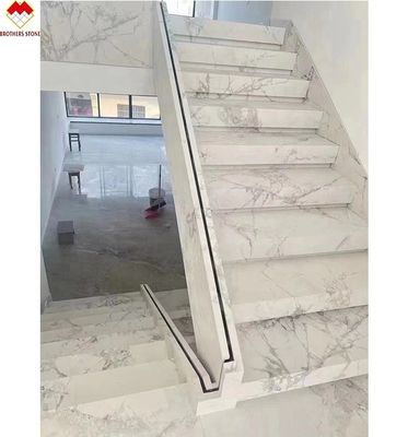 MOHS 6-7 Dureté Marbre blanc Porcelaine Des escaliers avec un design personnalisé
