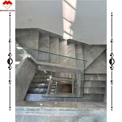Échafaudages de marbre gris et montants avec finition polie pour les escaliers droits intérieurs
