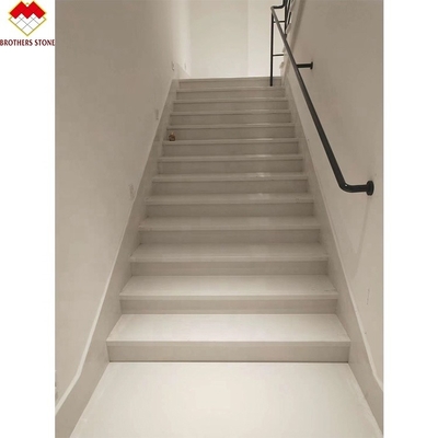 Escalier en marbre blanc personnalisé avec conception de grille de verre en spirale