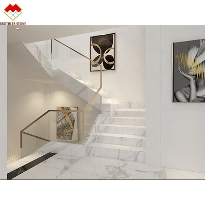 Escalier en marbre blanc personnalisé avec conception de grille de verre en spirale