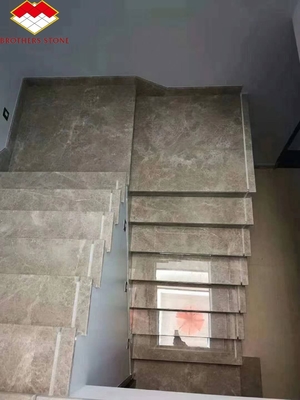 Escalier en marbre blanc personnalisé avec conception de grille de verre en spirale