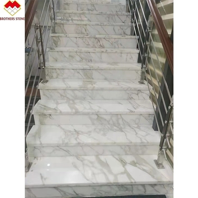 Escalier en marbre blanc personnalisé avec conception de grille de verre en spirale