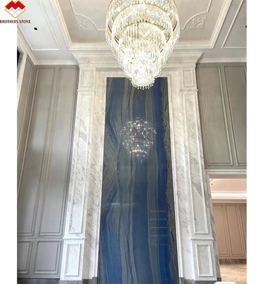 Conception des murs et des planchers de l'hôtel Macaubas bleu pierre de marbre avec des veines blanches