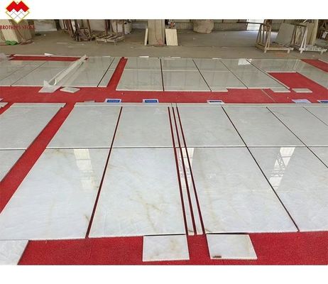 Carreaux de marbre d'onyx blanc polissé finition translucide pour les murs de la villa