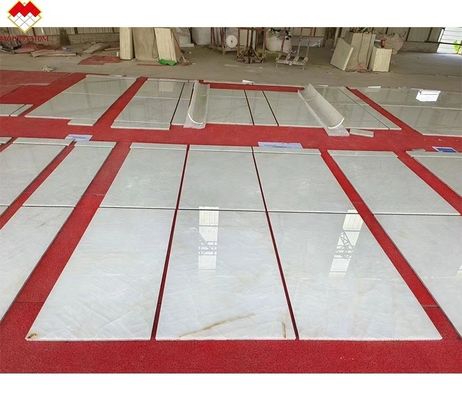 Carreaux de marbre d'onyx blanc polissé finition translucide pour les murs de la villa