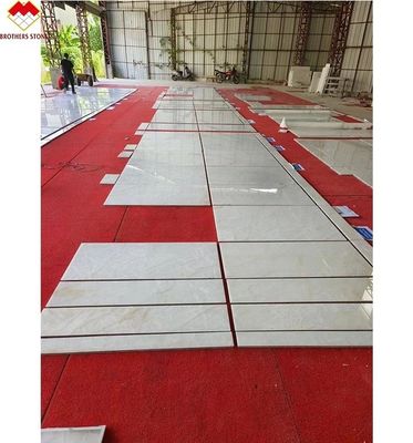 Carreaux de marbre d'onyx blanc polissé finition translucide pour les murs de la villa