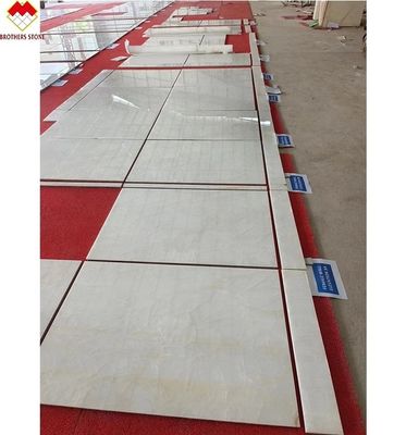 Carreaux de marbre d'onyx blanc polissé finition translucide pour les murs de la villa