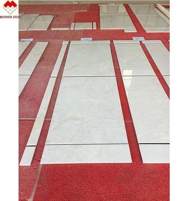 Carreaux de marbre d'onyx blanc polissé finition translucide pour les murs de la villa