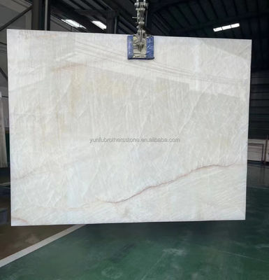 Carreaux de marbre d'onyx blanc polissé finition translucide pour les murs de la villa