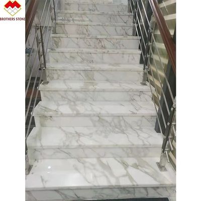 Barrière d'escalier intérieure de la villa en pierre de marbre naturel et étapes dorées de Calacatta