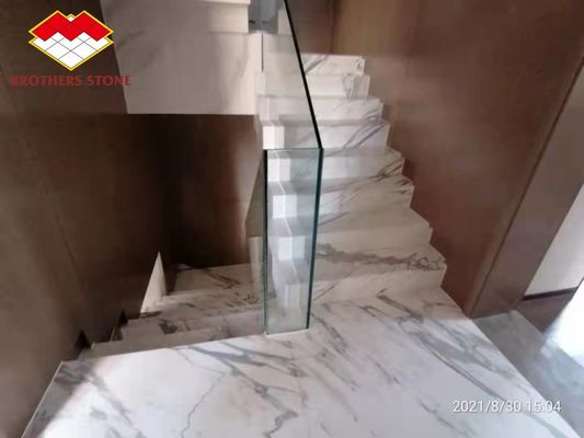 Barrière d'escalier intérieure de la villa en pierre de marbre naturel et étapes dorées de Calacatta