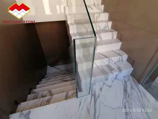 Barrière d'escalier intérieure de la villa en pierre de marbre naturel et étapes dorées de Calacatta