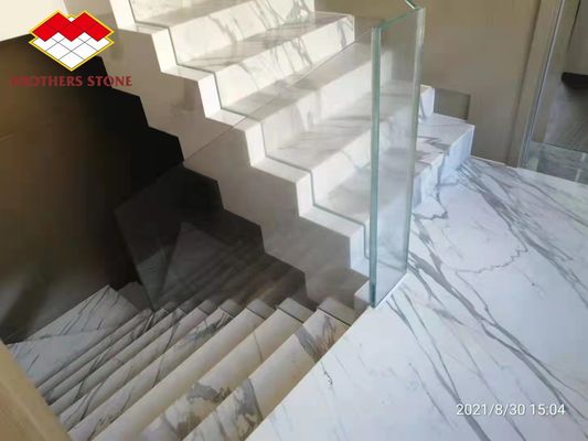 Barrière d'escalier intérieure de la villa en pierre de marbre naturel et étapes dorées de Calacatta