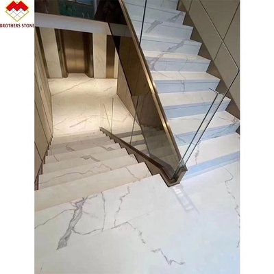 Design européen Grains gris blancs sculptés en marbre Escaliers et montants d'escalier de style moderne Escalier intérieur décoratif en acier droit