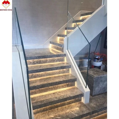 Design européen Grains gris blancs sculptés en marbre Escaliers et montants d'escalier de style moderne Escalier intérieur décoratif en acier droit