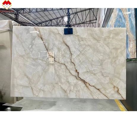 Design de villa moderne en marbre d'onyx blanc poli pour le mur et le sol du salon