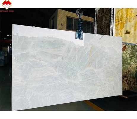 Design de villa moderne en marbre d'onyx blanc poli pour le mur et le sol du salon