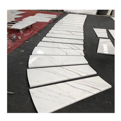 Marbre blanc sculpté trottoirs d'escalier et les ascenseurs pour l'intérieur de l'appartement européen en Italie