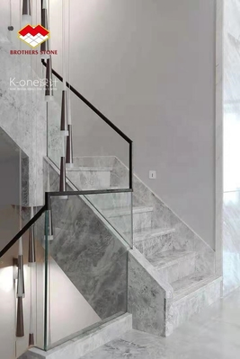 Couverture d'escalier en pierre naturelle de marbre intérieur avec taille personnalisée et fonction anti-dérapant