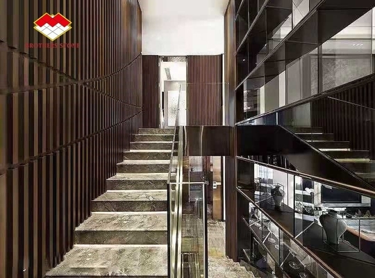Couverture d'escalier en pierre naturelle de marbre intérieur avec taille personnalisée et fonction anti-dérapant