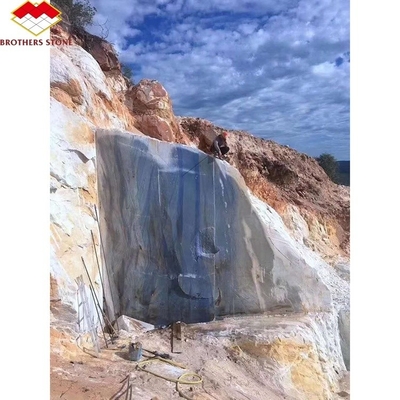 La forme de la pierre du sol est de couleur bleue.