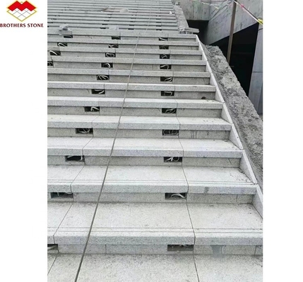 Granit chinois de luxe en extérieur blanc granit coupé à la taille des dalles flammées pour les étages de plancher