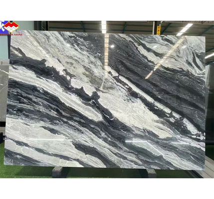 Design d'escalier moderne en marbre de calcite avec une dalle de granit noir cosmique brésilien de luxe