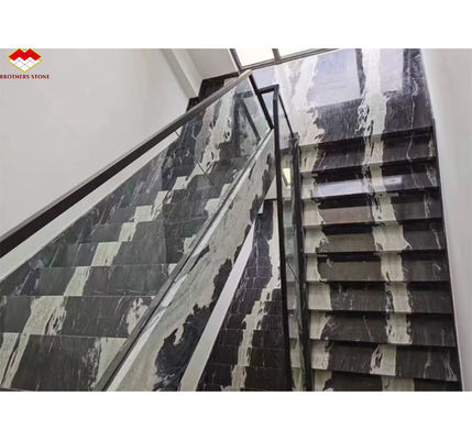 Design d'escalier moderne en marbre de calcite avec une dalle de granit noir cosmique brésilien de luxe