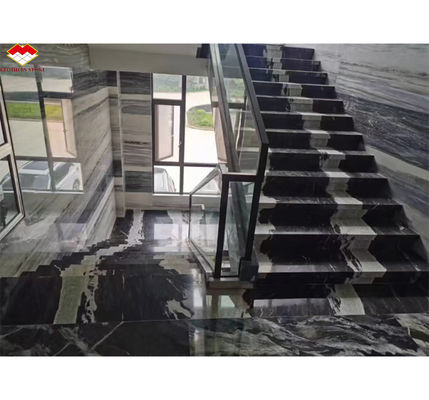 Design d'escalier moderne en marbre de calcite avec une dalle de granit noir cosmique brésilien de luxe