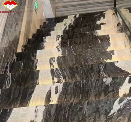 Design d'escalier moderne en marbre de calcite avec une dalle de granit noir cosmique brésilien de luxe