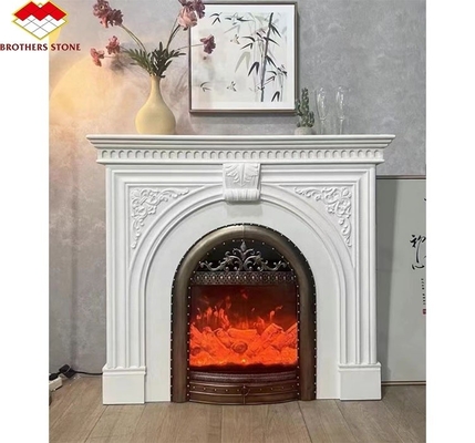 Camin de pierre blanche en bois de chauffage à l' intérieur