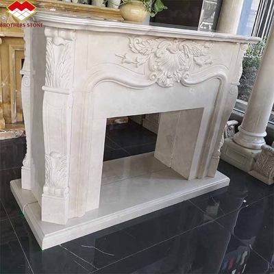 Camin de pierre blanche en bois de chauffage à l' intérieur