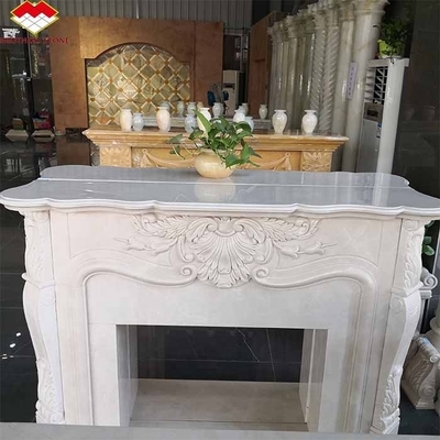 Camin de pierre blanche en bois de chauffage à l' intérieur