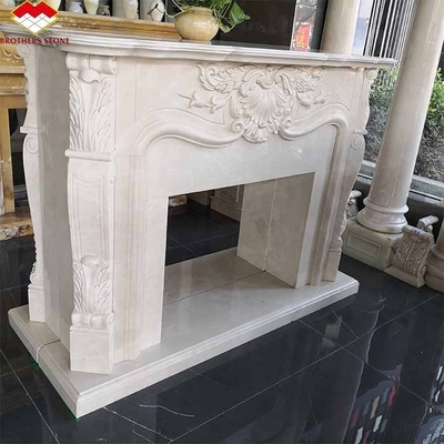 Camin de pierre blanche en bois de chauffage à l' intérieur
