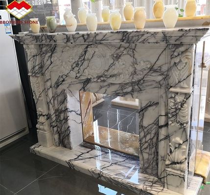 Cheminée de prune de neige parfumée à l' intérieur entourée de pierre de style français en arc pour les maisons de York